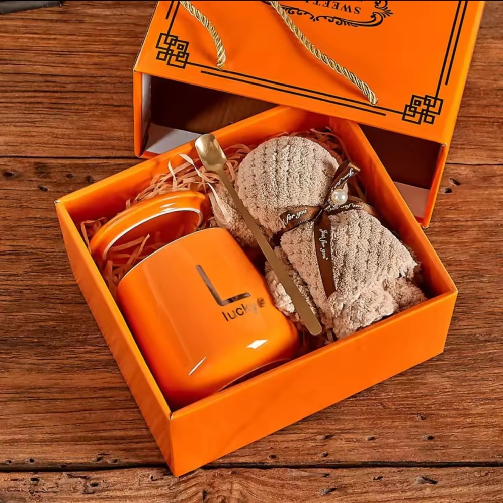 BNIB LUCKY ORANGE & GOLD CERAMIC MUG WITH LID, GOLD SPOON & TEDDY BEAR TOWEL